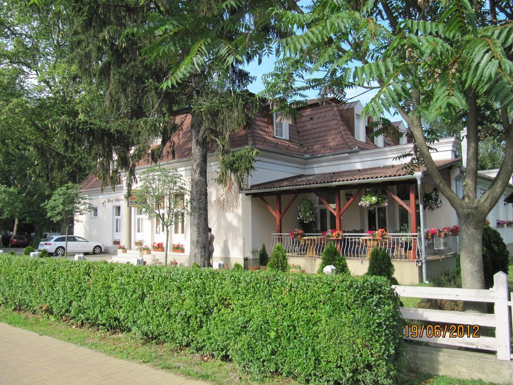 Aparthotel Göcsej Palatinus Étterem és Panzió Zalaegerszeg Esterno foto