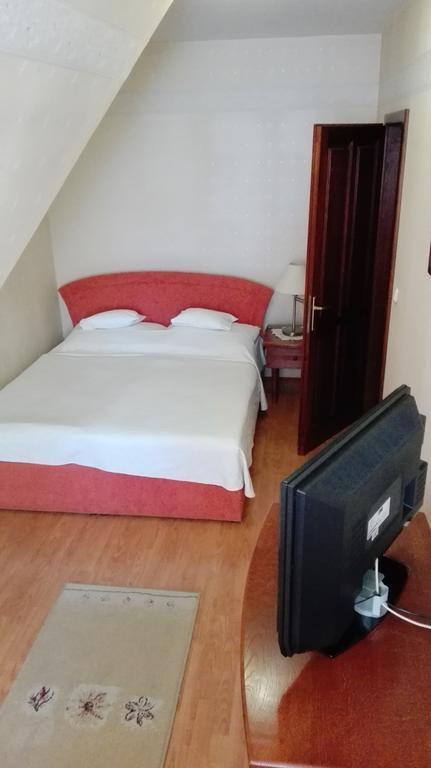 Aparthotel Göcsej Palatinus Étterem és Panzió Zalaegerszeg Esterno foto